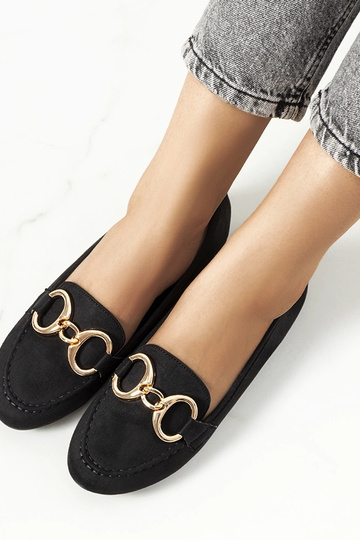 Mocassins pretos com fivela de mamona