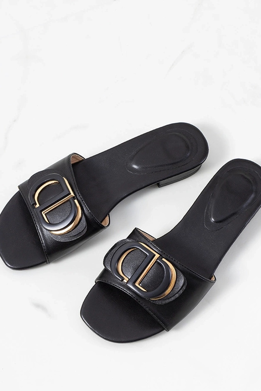 Chinelos pretos de salto baixo,...