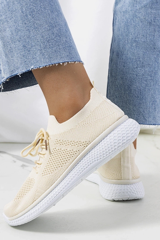 Tênis esportivos bege do Michael