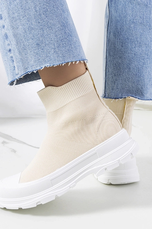 Tênis bege de cano alto da Miki