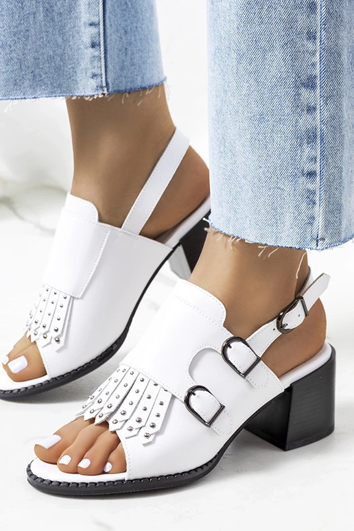 Sandálias de couro branco com cabedal...