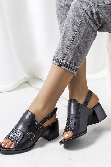 Sandálias de couro pretas... 2