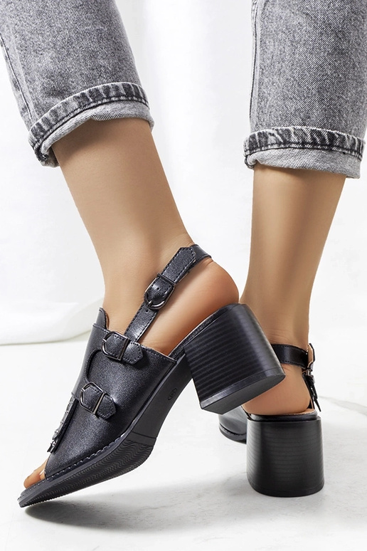 Sandálias de couro pretas com cabedal...