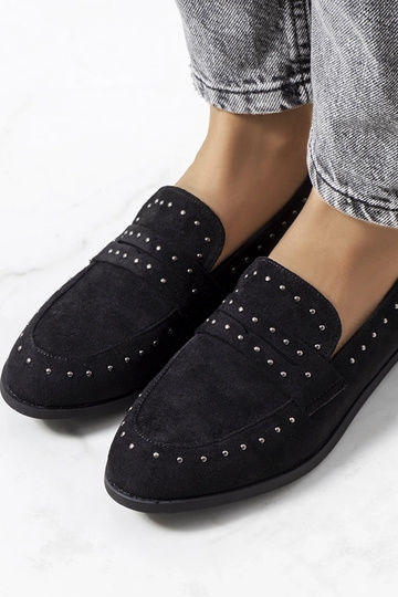 Sapatos pretos de couro com tachinhas, "Ishana"