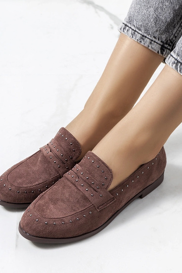 Mocassim Ishana de couro marrom com tachas