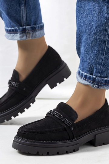 Mocassins pretos com sola...