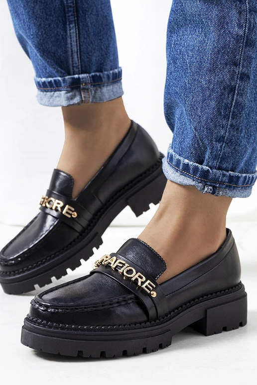 Mocassins pretos com sola alta,...