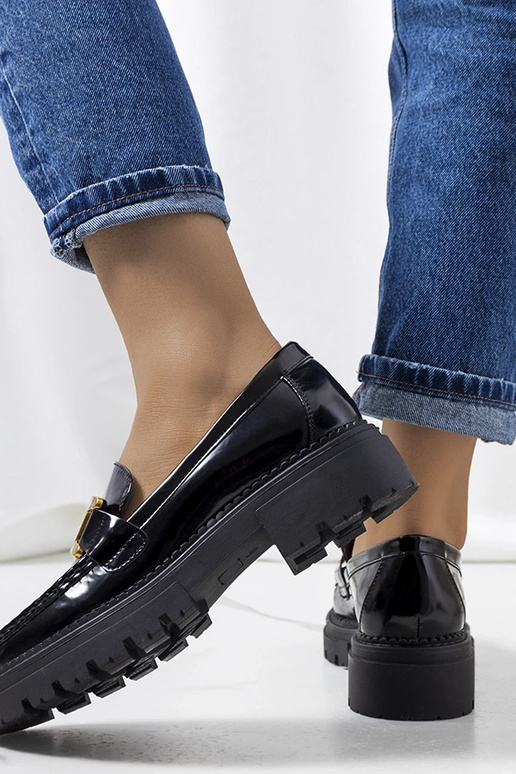 Mocassins pretos com sola alta,... Mocassins pretos com sola alta,...