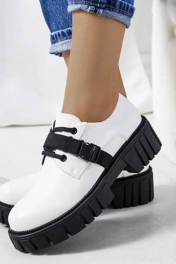 Sapatos brancos com sola de trator Marike