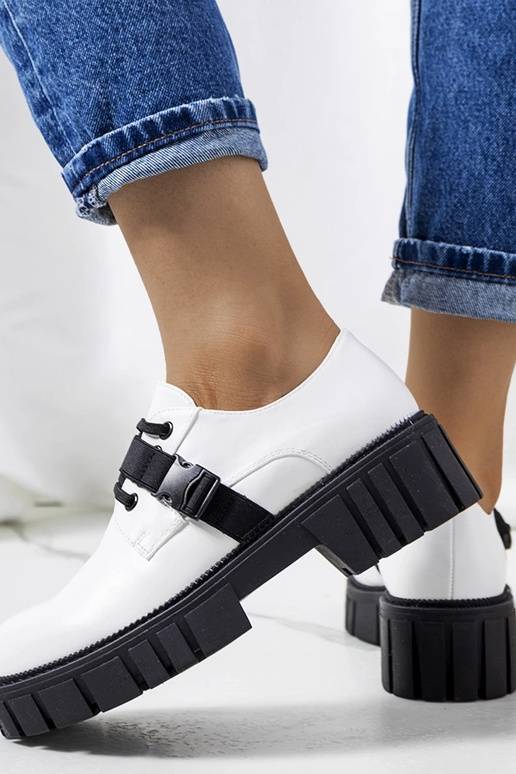 Sapatos brancos com sola de trator...