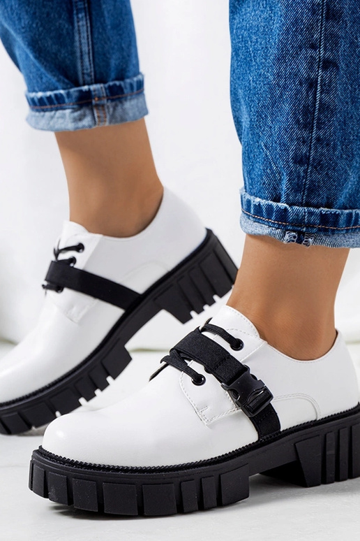 Sapatos brancos com sola de trator...