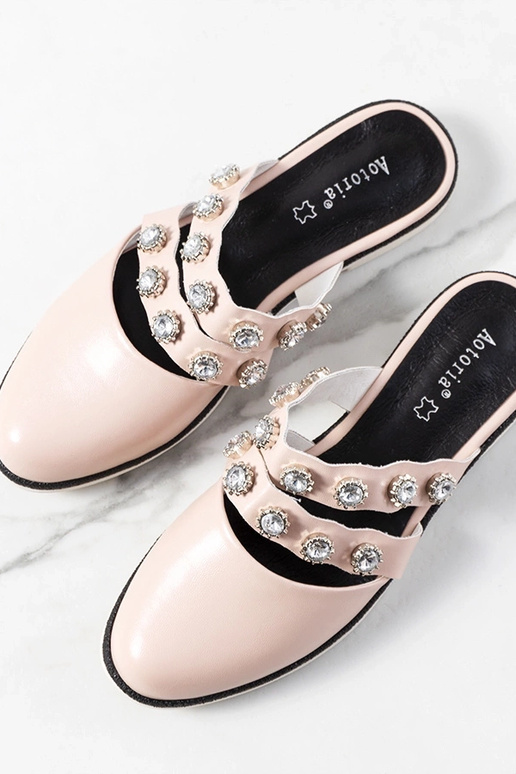 Chinelos com tachas rosa da Asselt