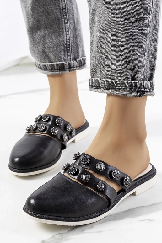 Chinelos pretos com tachas Asselt