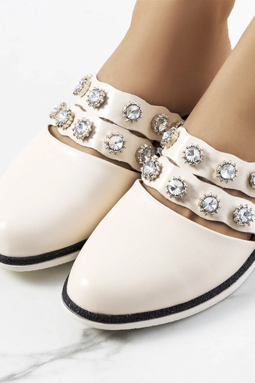 Chinelos de cor areia adornados com...