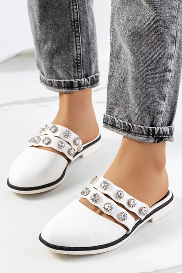 Chinelos brancos com tachas Asselt
