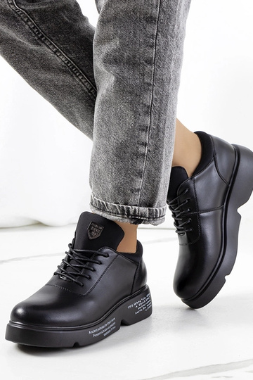 Tênis esportivos pretos,...