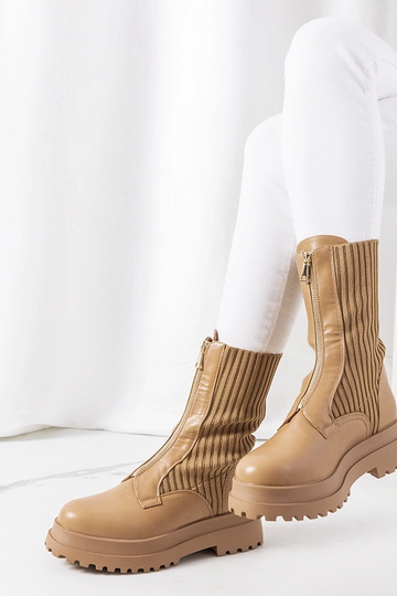 Botas marrons com cano alto...