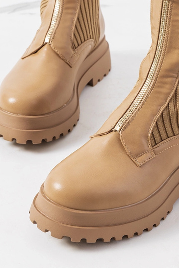 Botas marrons com cano alto... 2