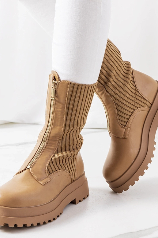 Botas marrons com cano alto e meia Lewin