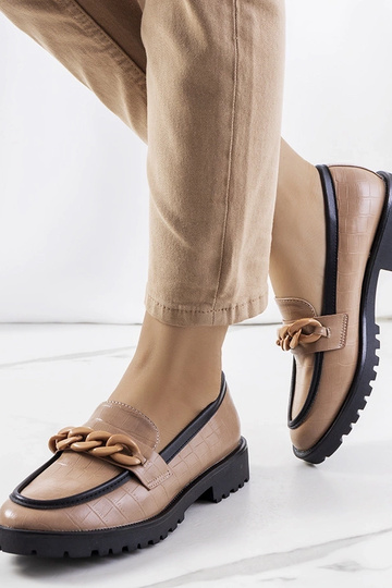 Botas marrons com corrente...