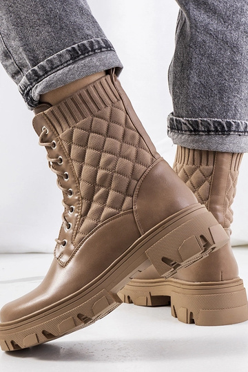 Botas marrons com cano alto...