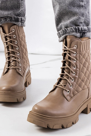 Botas marrons com cano alto... 2