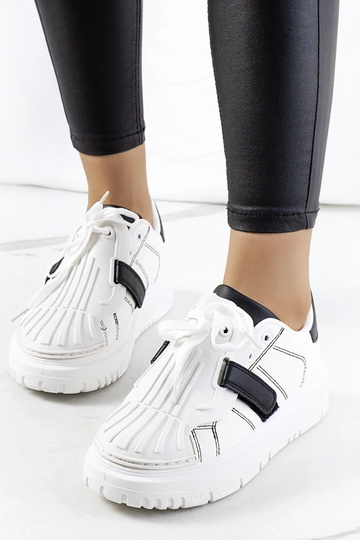 Tênis brancos esportivos...