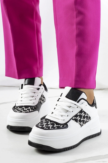 Tênis branco de solado alto...