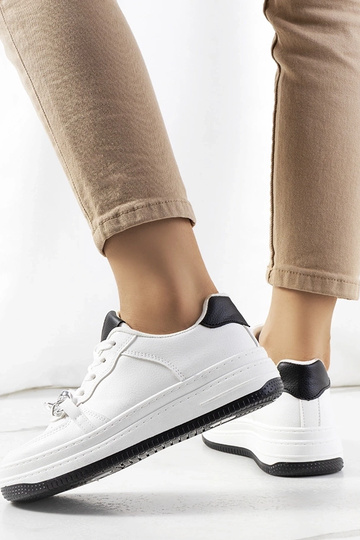 Tênis branco com corrente...