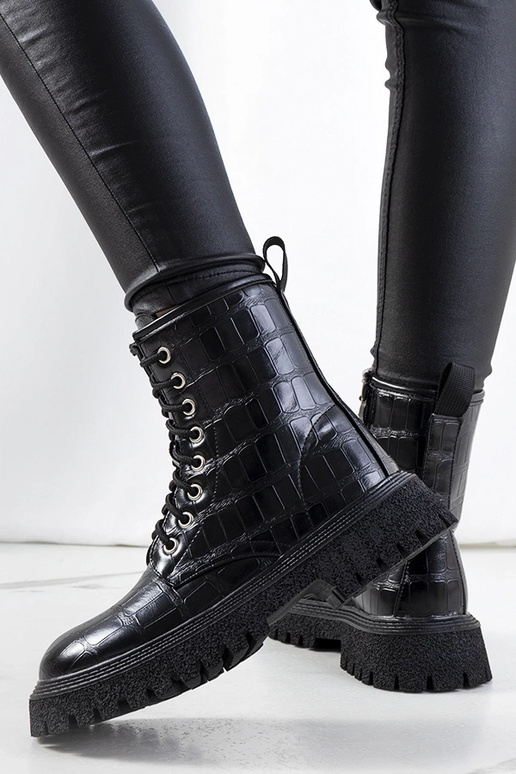 Botas pretas, "Raisa"