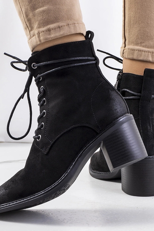 Botas de cano curto de camurça preta...