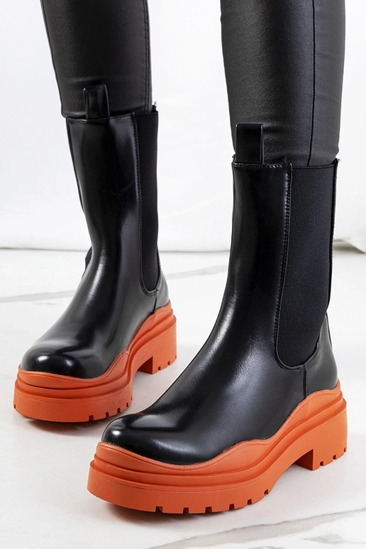 Botas pretas com sola laranja, "Nester"