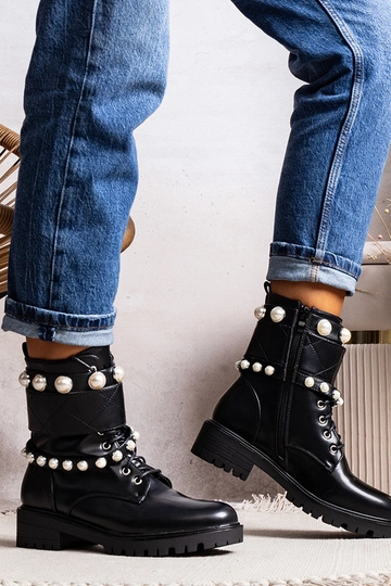 Botins femininos pretos com atacadores e pérolas Carvala