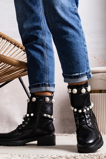 Botins femininos pretos com atacadores e pérolas Carvala 2