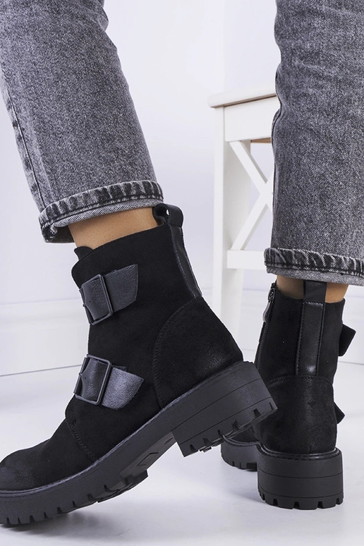 Botas pretas de camurça sintética...