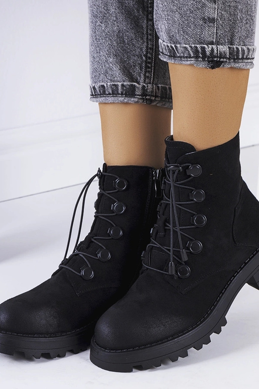 Botas pretas de camurça sintética...