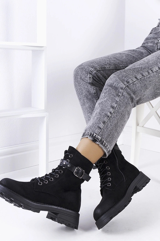 Botas femininas pretas com cadarço...