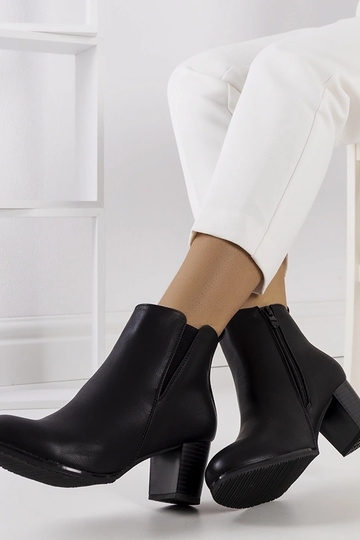 Botins de salto em couro...