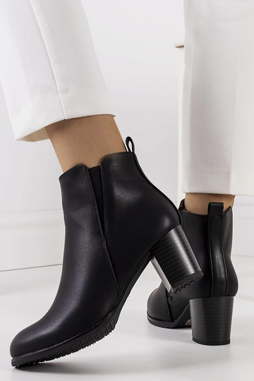 Botins de salto em couro... 2