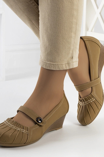 Sapatos bege com babados Nita