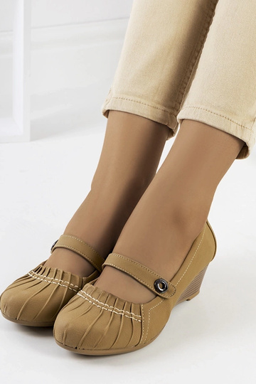 Sapatos bege com babados Nita 2