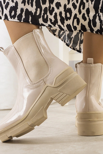 Botas de cano curto em verniz bege Asma 2