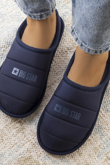 Chinelos femininos isolados...