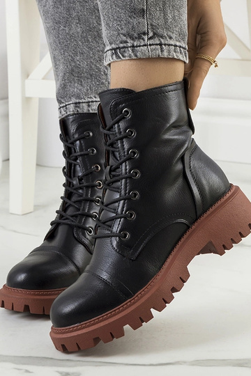 Botas de caminhada pretas...