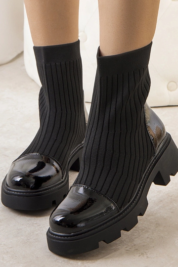 Botins pretos com cano...