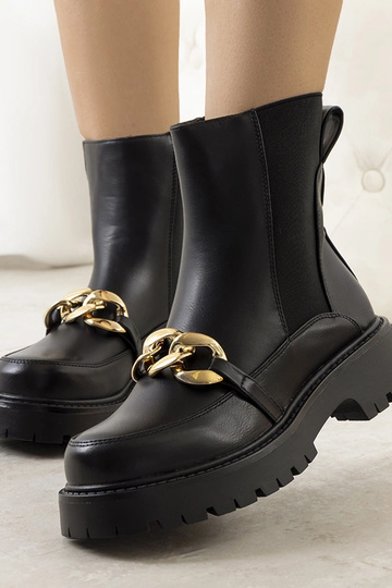 Botas pretas com sola alta...