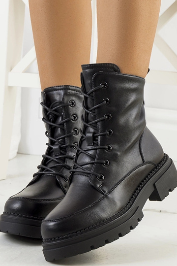 Botas pretas ajustadas, em...