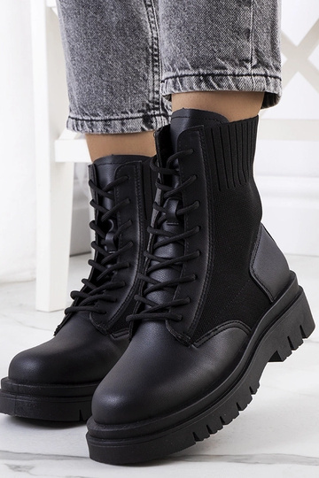 Botins pretos com sola...