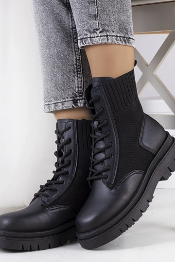 Botins pretos com sola... 2