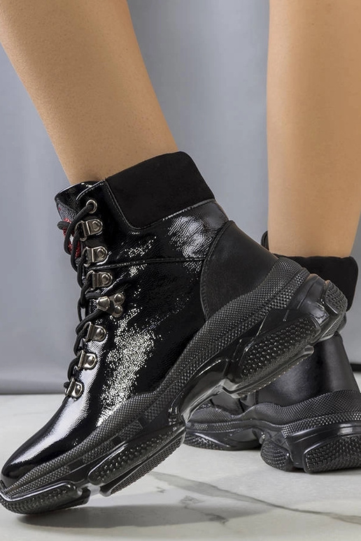 Botins Celmir em verniz preto